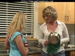 Grandma leckt junge Pussy (0)