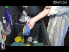 Strapon fickt Omi in der Küche